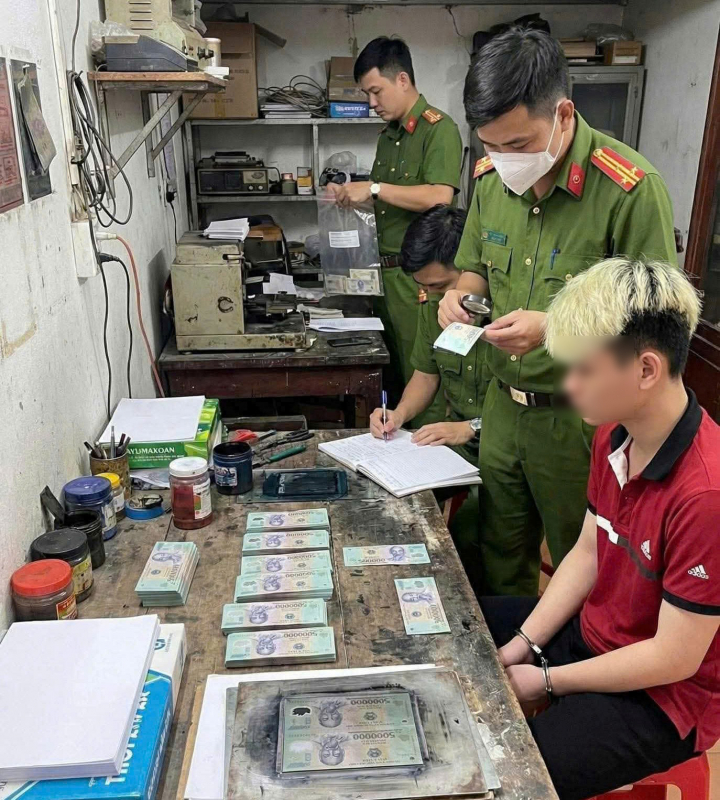 Trao thưởng nóng thành tích xuất sắc trong đấu tranh chuyên án tiền giả -3