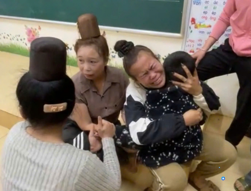 Tạm đình chỉ cô giáo bỏ quên học sinh trong lớp khóa cửa suốt 3 giờ -0