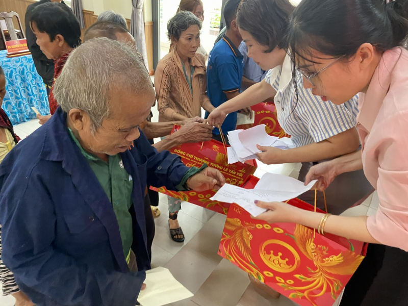 Thượng tướng Lê Tấn Tới trao 1.000 phần quà Tết cho bà con10 xã ở  tỉnh Tây Ninh -0