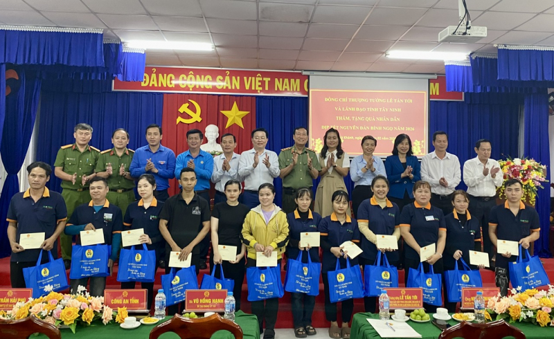 Thượng tướng Lê Tấn Tới trao 1.000 phần quà Tết cho bà con10 xã ở  tỉnh Tây Ninh -0