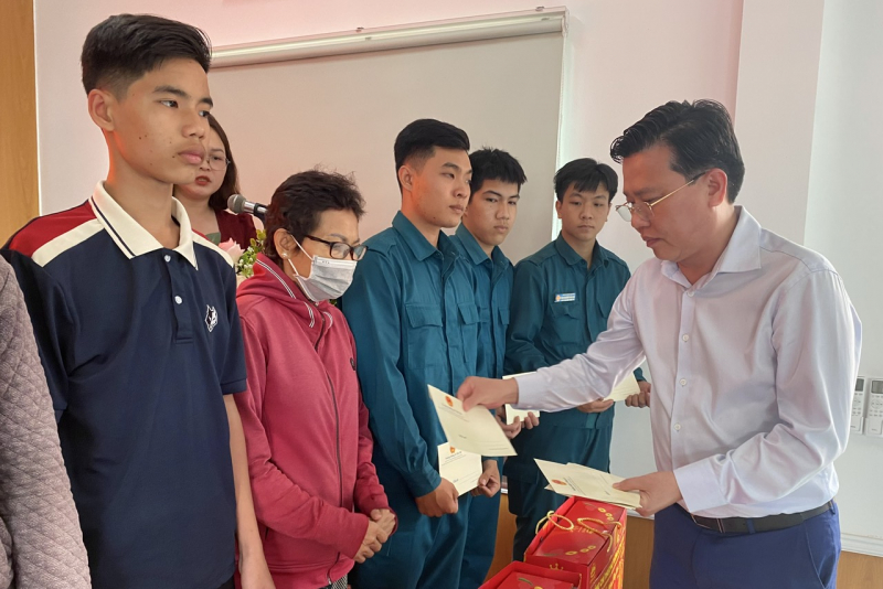 Thượng tướng Lê Tấn Tới trao 1.000 phần quà Tết cho bà con10 xã ở  tỉnh Tây Ninh -0