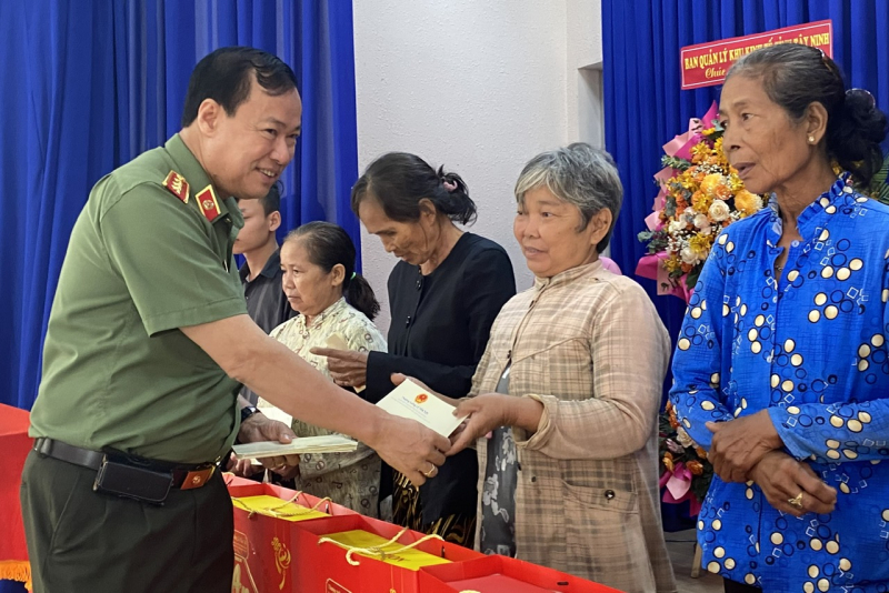 Thượng tướng Lê Tấn Tới trao 1.000 phần quà Tết cho bà con10 xã ở  tỉnh Tây Ninh -0