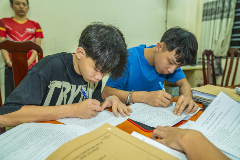 Khởi tố 6 bị can mua ma túy về phòng trọ cùng nhau sử dụng  -1