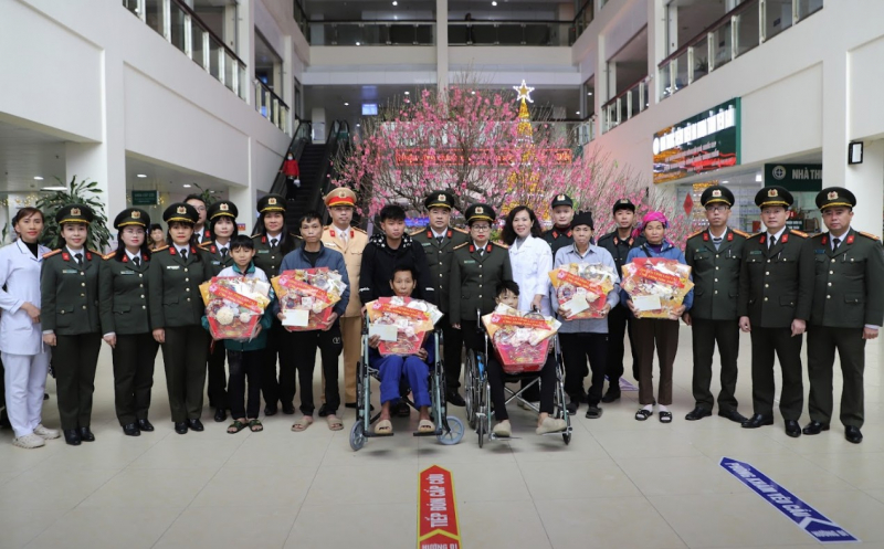 Công an tỉnh Lào Cai tổ chức nhiều chuyến xe nghĩa tình đưa bệnh nhân về quê đón Tết -0
