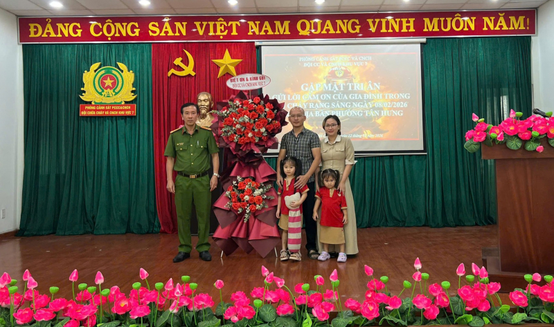 Gia đình nạn nhân vụ cháy và cuộc gặp gỡ đầy xúc động với các chiến sĩ PCCC&CNCH -0