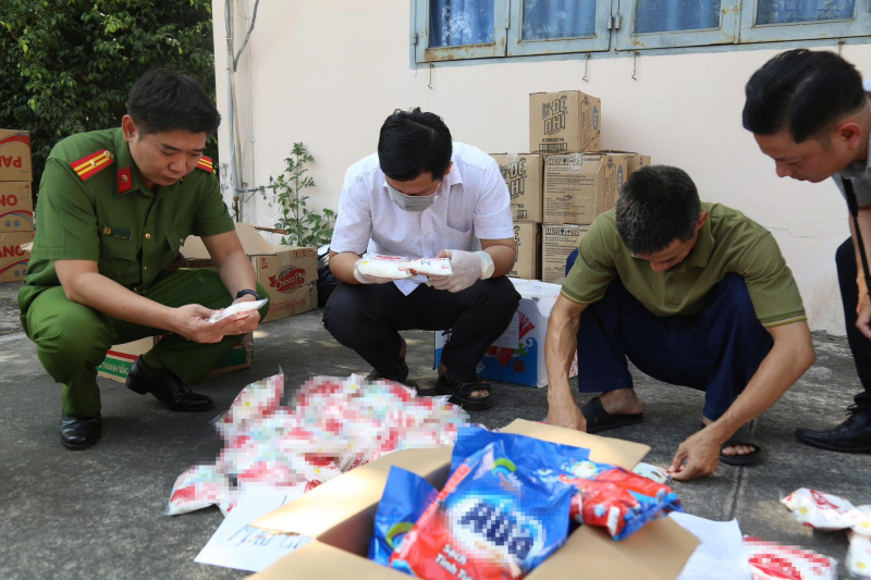 Triệt xóa đường dây sản xuất, buôn bán hàng giả là nước mắm, bột nêm, bột ngọt… số lượng lớn -0