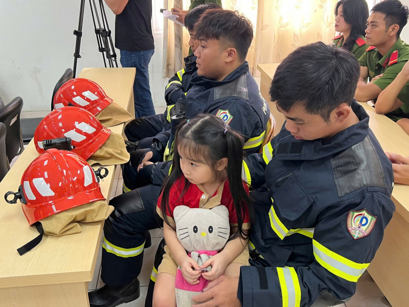 Gia đình nạn nhân vụ cháy và cuộc gặp gỡ đầy xúc động với các chiến sĩ PCCC&CNCH -4