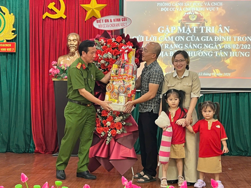 Gia đình nạn nhân vụ cháy và cuộc gặp gỡ đầy xúc động với các chiến sĩ PCCC&CNCH -5