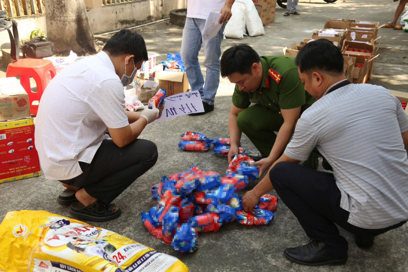 Triệt xóa đường dây sản xuất, buôn bán hàng giả là nước mắm, bột nêm, bột ngọt… số lượng lớn -4