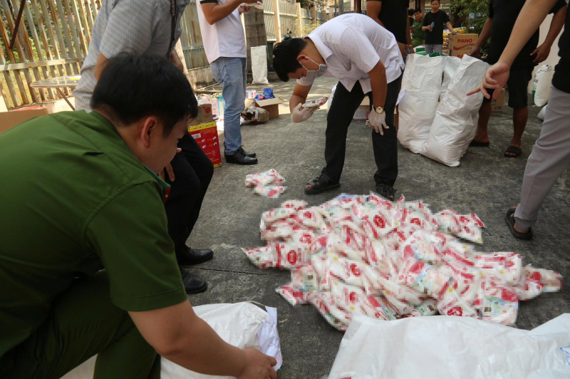 Triệt xóa đường dây sản xuất, buôn bán hàng giả là nước mắm, bột nêm, bột ngọt… số lượng lớn -7