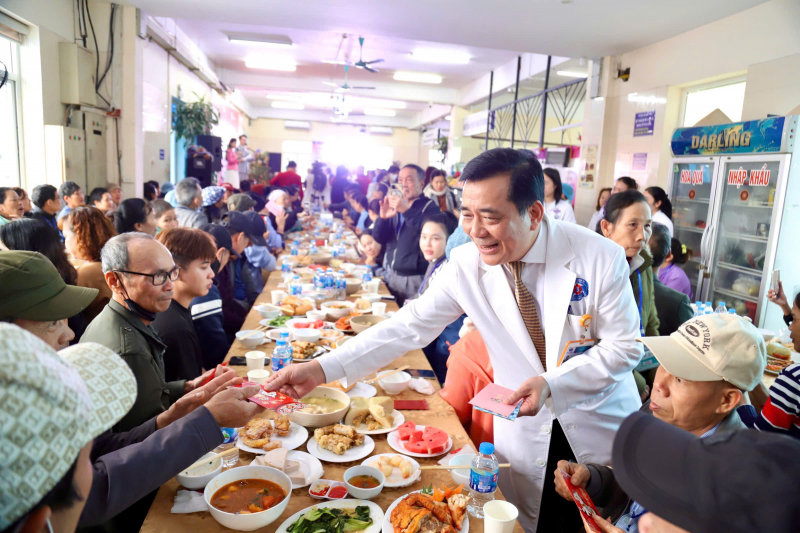 Bữa cơm tất niên ấm áp và chuyến xe 0 đồng đưa hàng nghìn bệnh nhân ung thư về quê -0