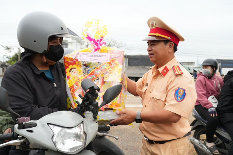 Ấm áp những phần quà trên hành trình về quê đón Tết -0