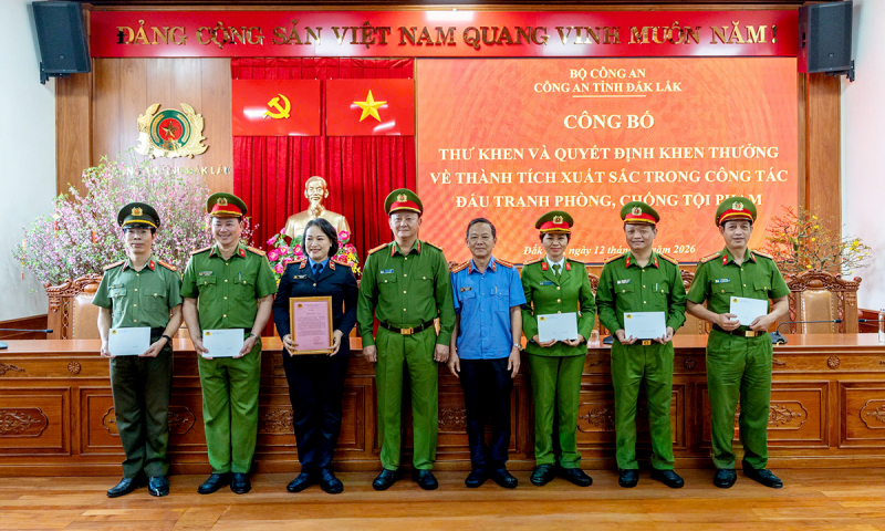 Khen thưởng về thành tích xuất sắc trong đấu tranh phòng, chống tội phạm -0