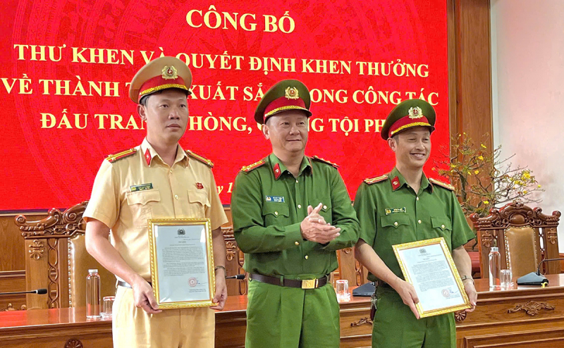 Khen thưởng về thành tích xuất sắc trong đấu tranh phòng, chống tội phạm -0