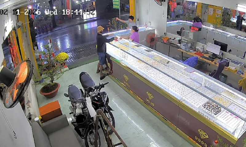 Vào tiệm vàng giả vờ mua rồi cướp giật nhẫn vàng mang bán lấy tiền mua ma túy sử dụng -0