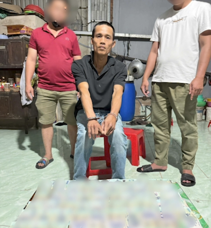 Vào tiệm vàng giả vờ mua rồi cướp giật nhẫn vàng mang bán lấy tiền mua ma túy sử dụng -2