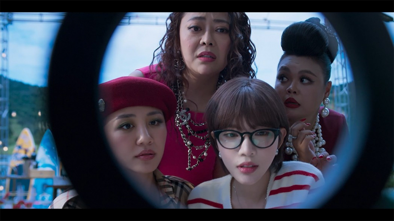 van mai huong vai lan và ly ly trong vai linh trên  phim.jpg -0