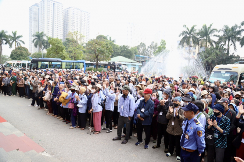 Bữa cơm tất niên ấm áp và chuyến xe 0 đồng đưa hàng nghìn bệnh nhân ung thư về quê -0