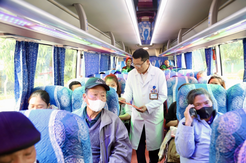 Bữa cơm tất niên ấm áp và chuyến xe 0 đồng đưa hàng nghìn bệnh nhân ung thư về quê -0