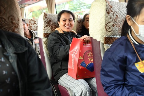 Bệnh viện Trung ương Huế và Long Châu tặng quà, đưa hàng trăm bệnh nhân nghèo về quê đón Tết -0