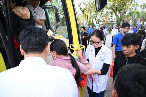 Bệnh viện Trung ương Huế và Long Châu tặng quà, đưa hàng trăm bệnh nhân nghèo về quê đón Tết -0