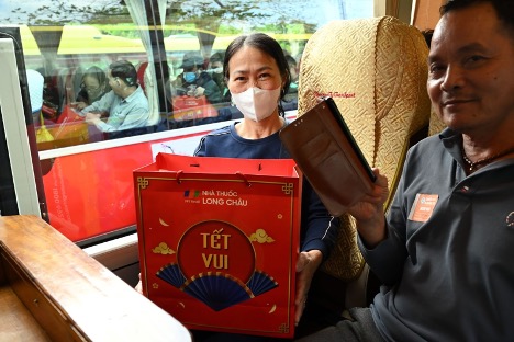 Bệnh viện Trung ương Huế và Long Châu tặng quà, đưa hàng trăm bệnh nhân nghèo về quê đón Tết -0