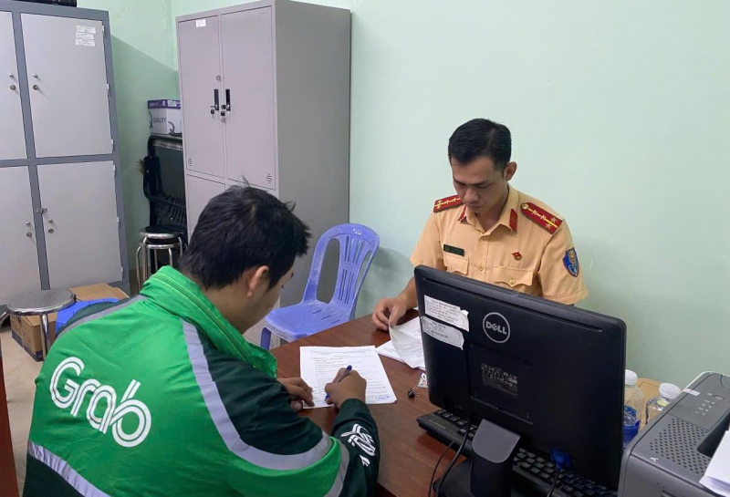 TikToker “Anh Grab Vlog” bị xử phạt vì quay clip CSGT đăng lên mạng sai mục đích -0