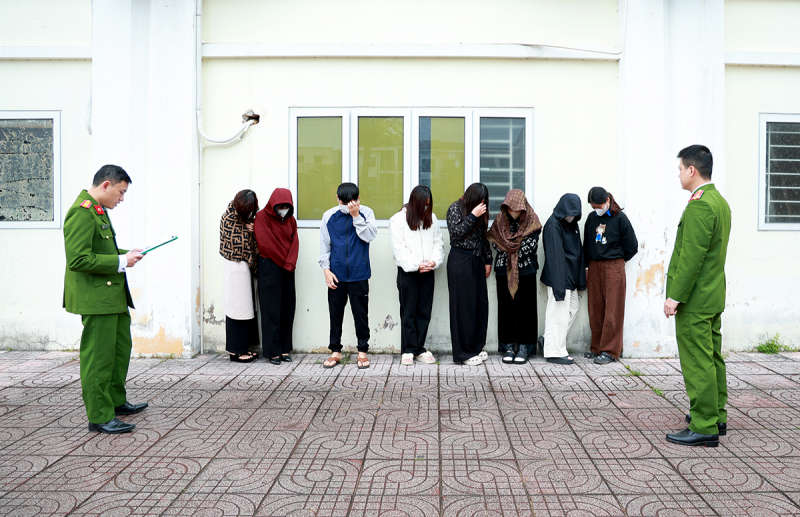 Triệt phá nhóm tổ chức đánh bạc trá hình bằng máy bắn cá tại trung tâm thương mại -0
