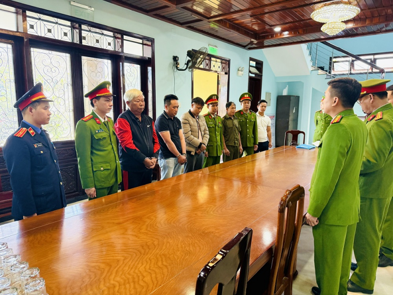 Khai thác khoáng sản cao lanh trái phép, Giám đốc và thuộc cấp bị bắt tạm giam  -0