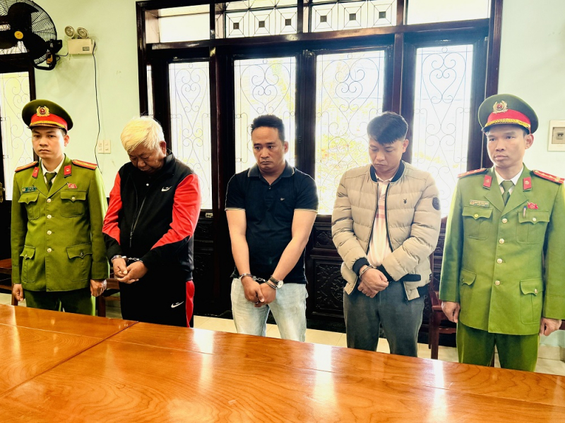 Khai thác khoáng sản cao lanh trái phép, Giám đốc và thuộc cấp bị bắt tạm giam  -0