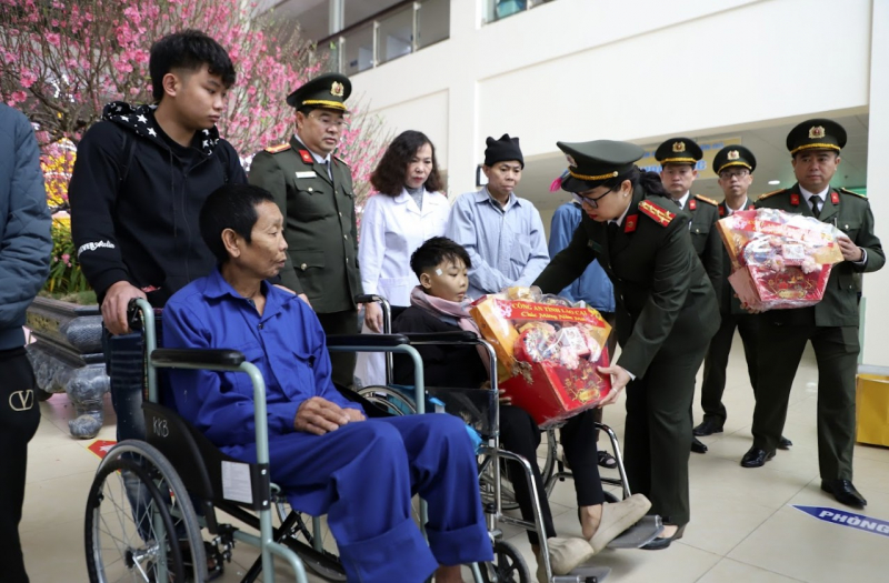 Công an tỉnh Lào Cai tổ chức nhiều chuyến xe nghĩa tình đưa bệnh nhân về quê đón Tết -0