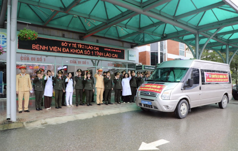 Công an tỉnh Lào Cai tổ chức nhiều chuyến xe nghĩa tình đưa bệnh nhân về quê đón Tết -0