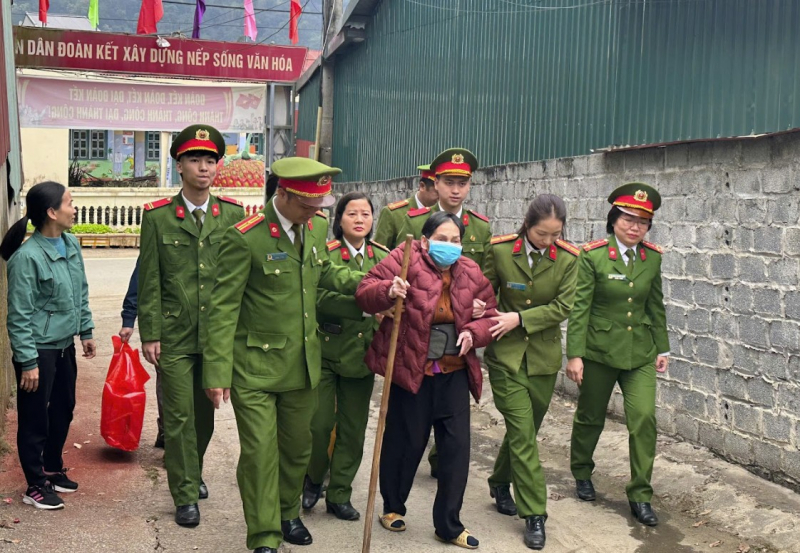 Công an tỉnh Lào Cai tổ chức nhiều chuyến xe nghĩa tình đưa bệnh nhân về quê đón Tết -1