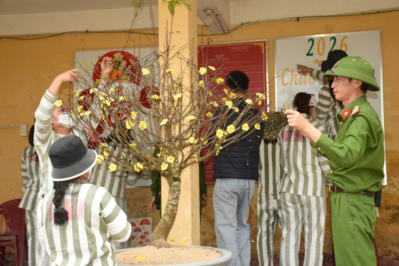 Giữ trọn mùa Xuân cho những người lầm lỡ -0