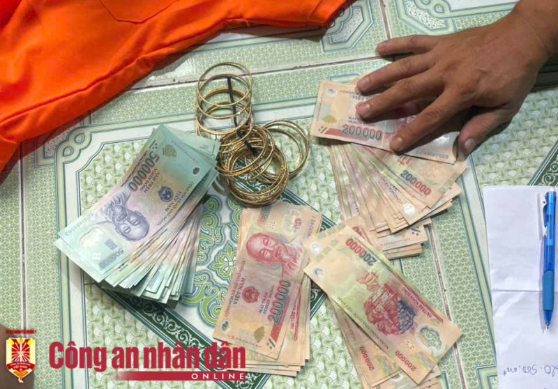 Bắt 2 kẻ trộm két sắt lấy bên trong chứa tài sản khoảng 2 tỷ đồng -0