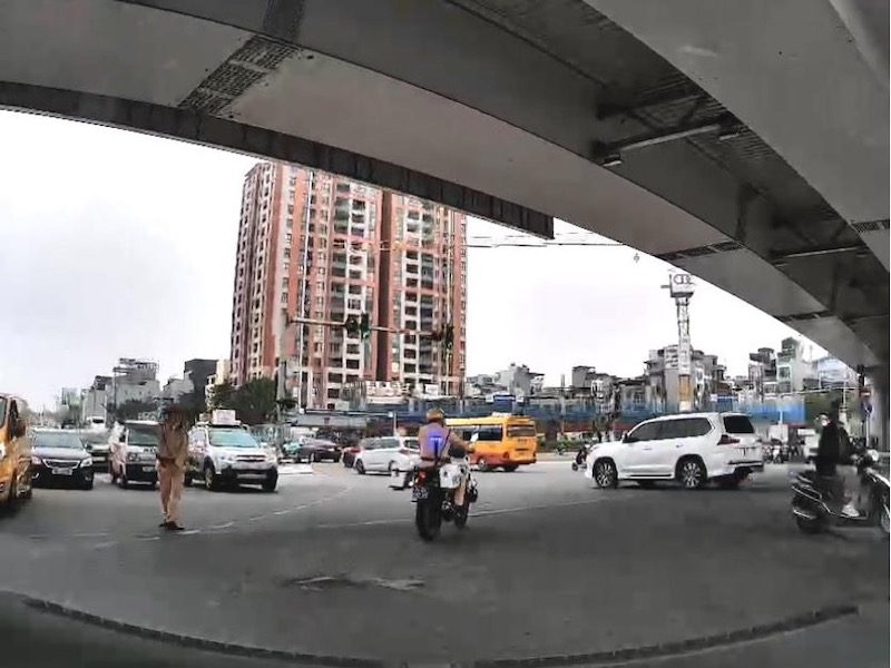 CSGT mở đường đưa bệnh nhân viêm ruột thừa cấp đi cấp cứu kịp thời -1