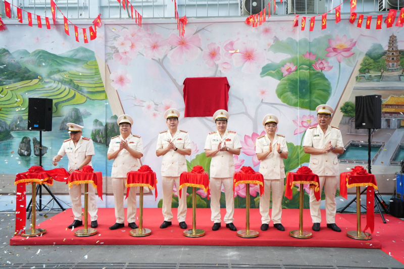 Công an TP Hồ Chí Minh khánh thành công trình bích họa “Việt Nam tươi đẹp” thứ 21  -1