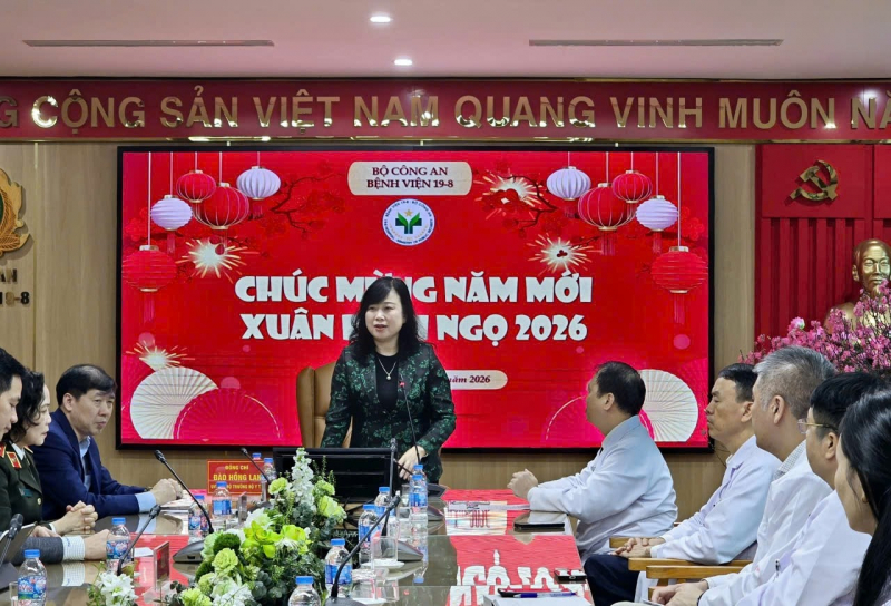 Bộ trưởng Bộ Y tế thăm, làm việc và chúc Tết Bệnh viện 19-8 -0
