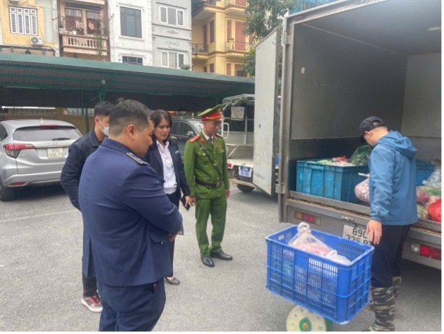 phát hiện xe tải vận chuyển 350 kg nội tạng động vật, không rõ nguồn gốc, xuất xứ -0