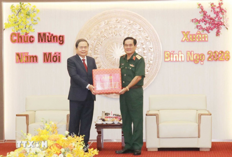 Chủ tịch Quốc hội Trần Thanh Mẫn thăm, chúc tết và tặng quà tại Quân khu 9 -0