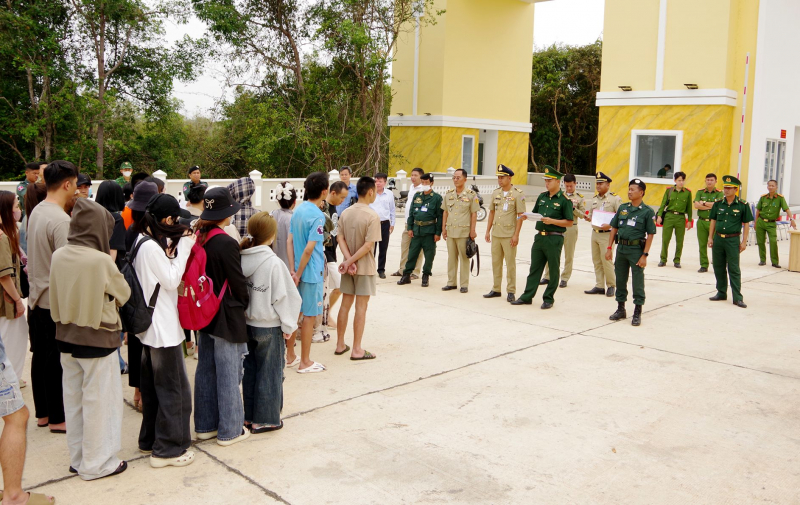 Bộ Công an và Công an Tây Ninh tiếp nhận 53 công dân do Campuchia trao trả -0