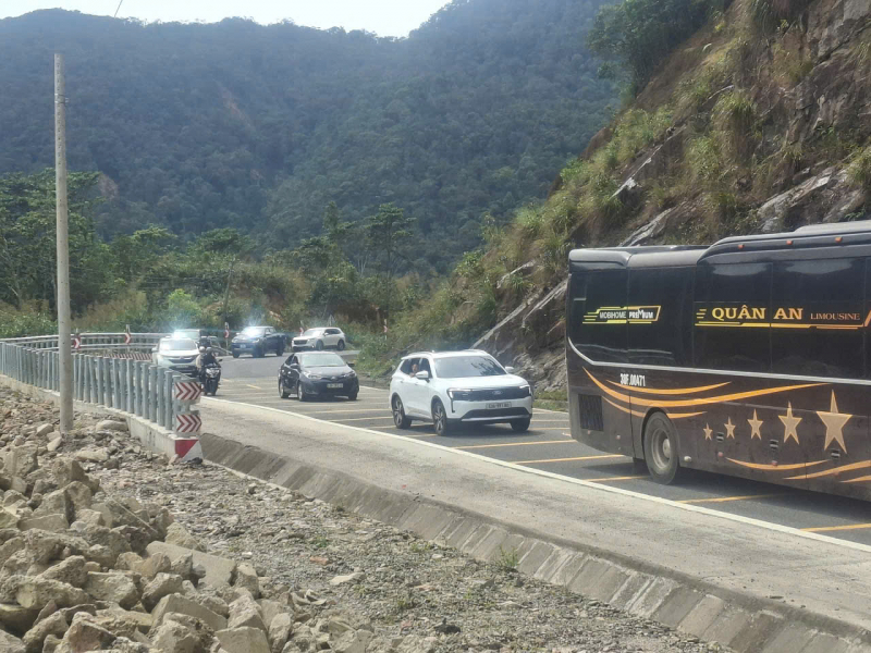           Thông xe hai chiều qua đèo Khánh Lê sau thời gian dài khắc phục sự cố sạt lở -0