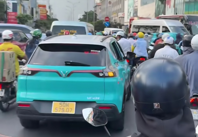 Lượng khách và số chuyến bay vượt dự báo, khu vực sân bay Tân Sơn Nhất đông nghẹt người, phương tiện  -0