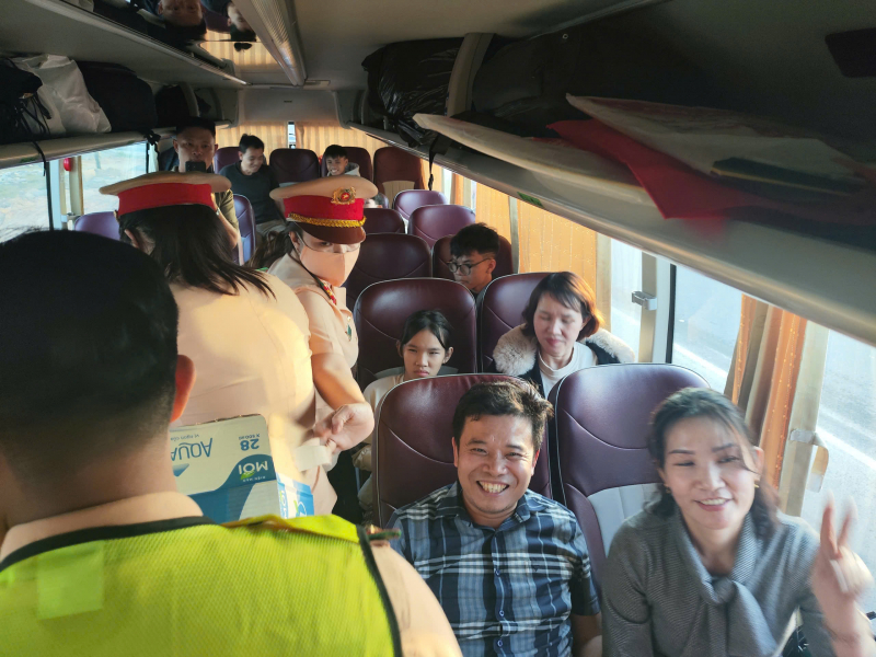 Xe khách 50 chỗ bất ngờ bốc cháy, CSGT Đà Nẵng dập lửa tiếp sức hành khách về quê đónTết -0