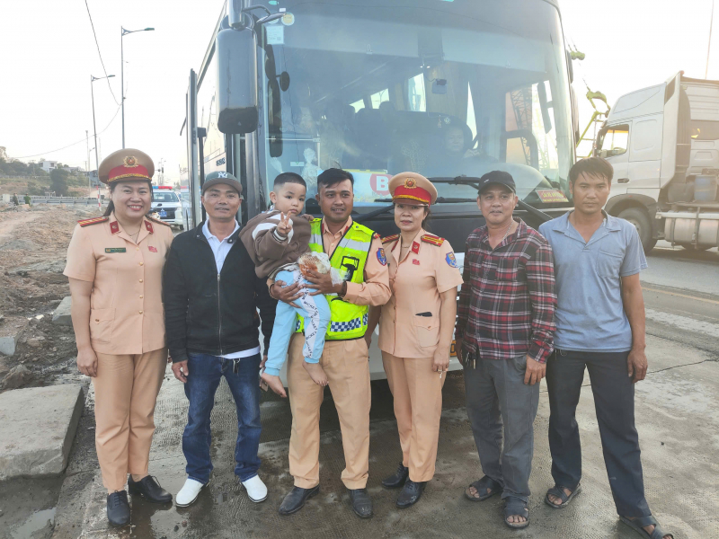 Xe khách 50 chỗ bất ngờ bốc cháy, CSGT Đà Nẵng dập lửa tiếp sức hành khách về quê đónTết -1