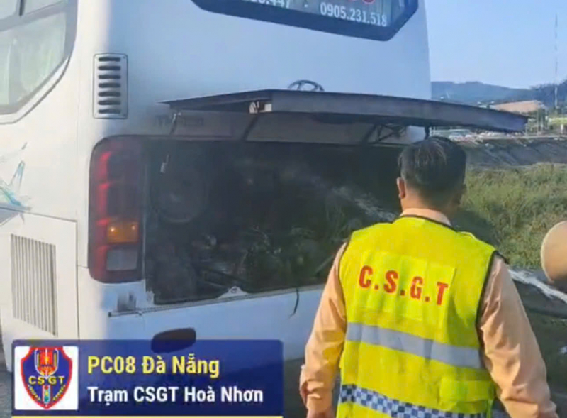 Xe khách 50 chỗ bất ngờ bốc cháy, CSGT Đà Nẵng dập lửa tiếp sức hành khách về quê đónTết -0