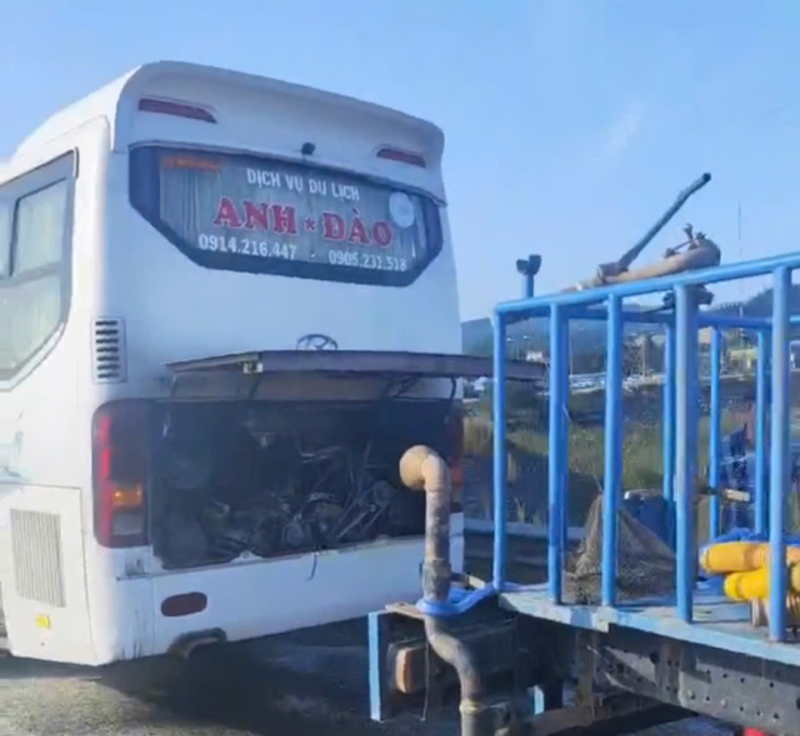 Xe khách 50 chỗ bất ngờ bốc cháy, CSGT Đà Nẵng dập lửa tiếp sức hành khách về quê đónTết -2