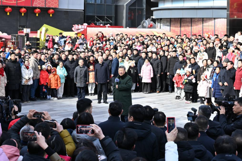 Chủ tịch Trung Quốc Tập Cận Bình dạo chợ tết, giao lưu với người dân Bắc Kinh -0