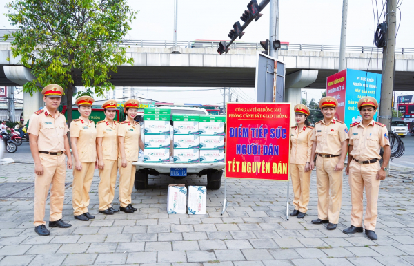 Người dân ấm lòng với “trạm tiếp sức” trên đường về quê đón Tết -0