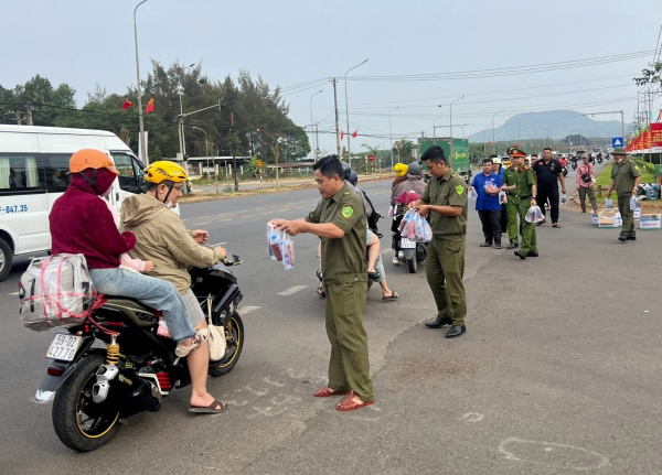 Người dân ấm lòng với “trạm tiếp sức” trên đường về quê đón Tết -0